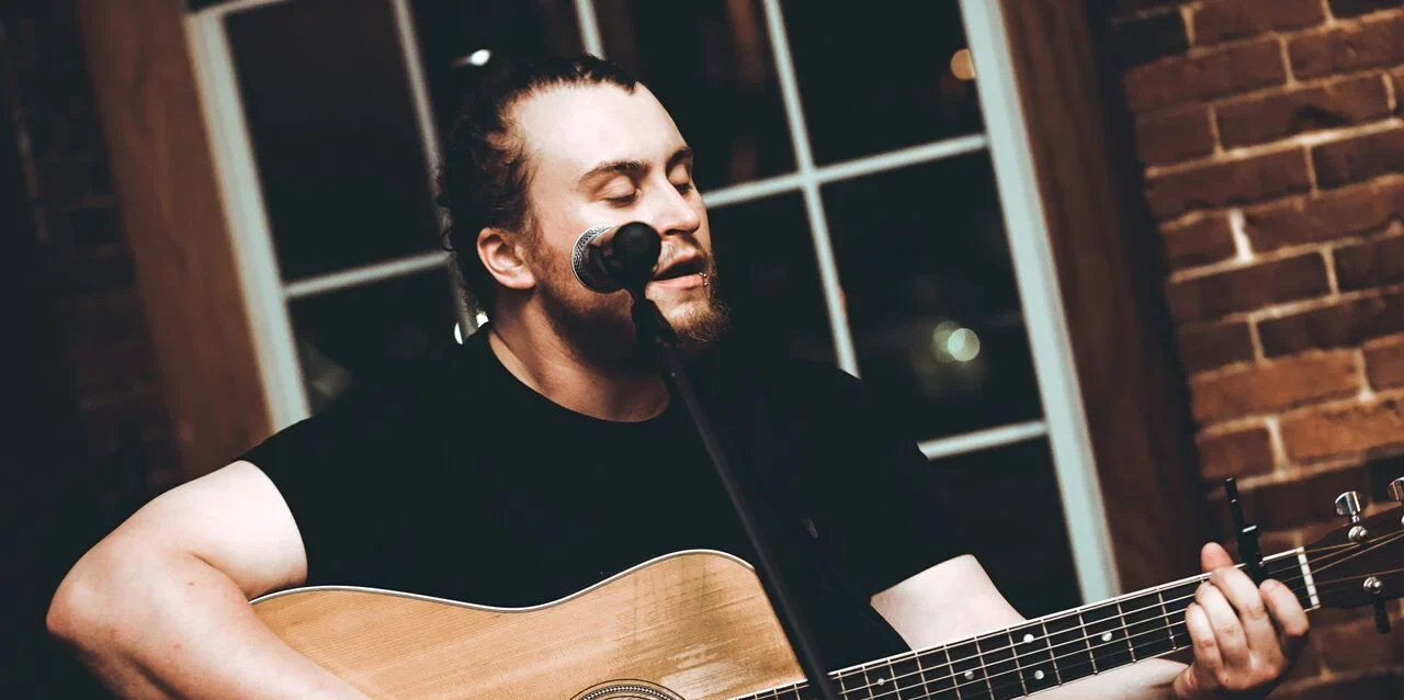 Alex Cohen Acoustic, man with guitar